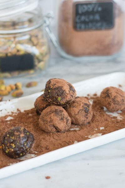 Rolling protein bites in cacao powder.