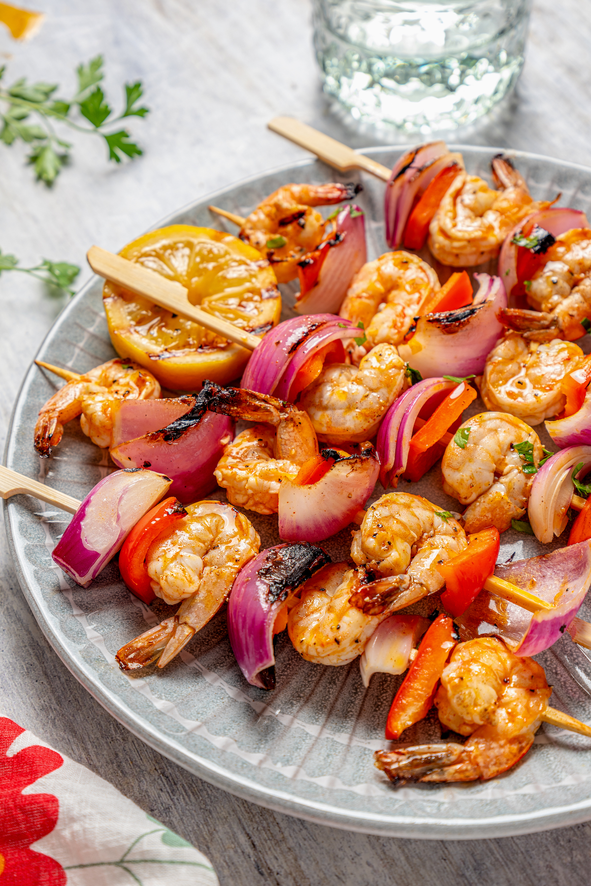 This shrimp brochette recipe with garlic-lemon marinade, sweet bell peppers, and spicy red onions is an easy 20-minute lunch. Juicy shrimp brochettes with crunchy veggies.