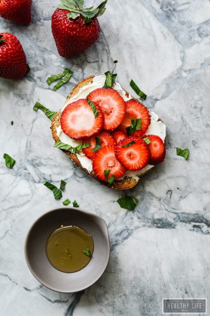 Strawberry Mascarpone Mint Toast with a Honey drizzle is sweet, simple and elegant | ahealthylifeforme.com