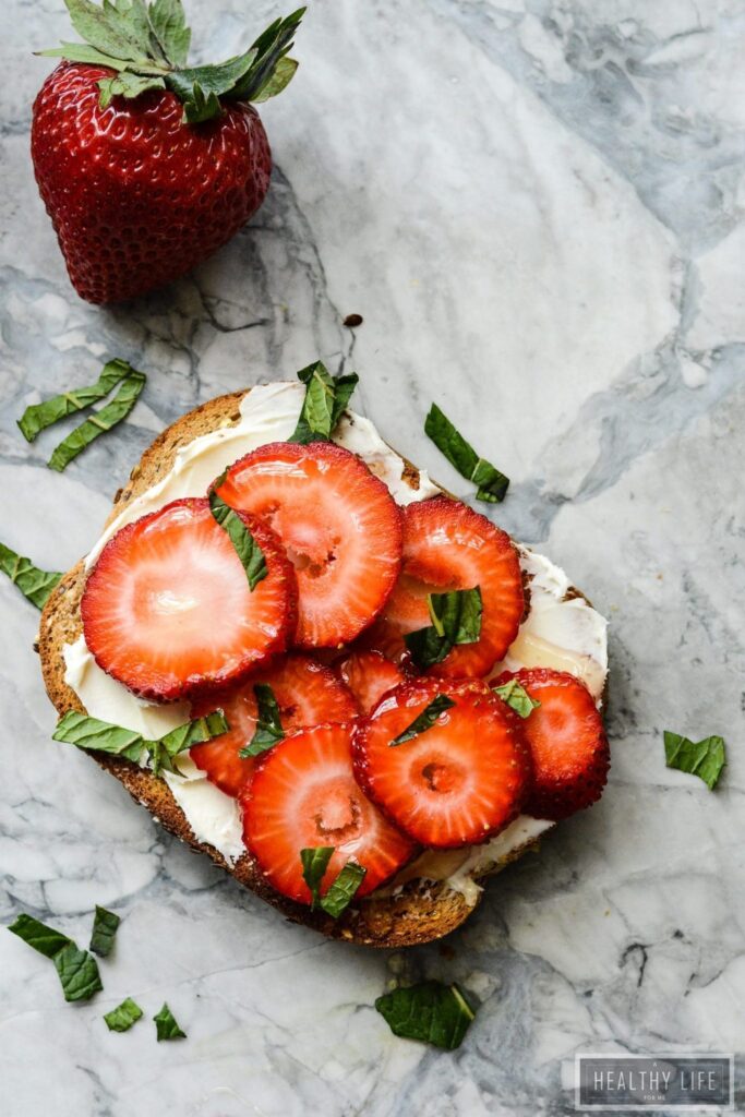 Strawberry Mascarpone Mint Toast with a Honey drizzle is sweet, simple and elegant | ahealthylifeforme.com